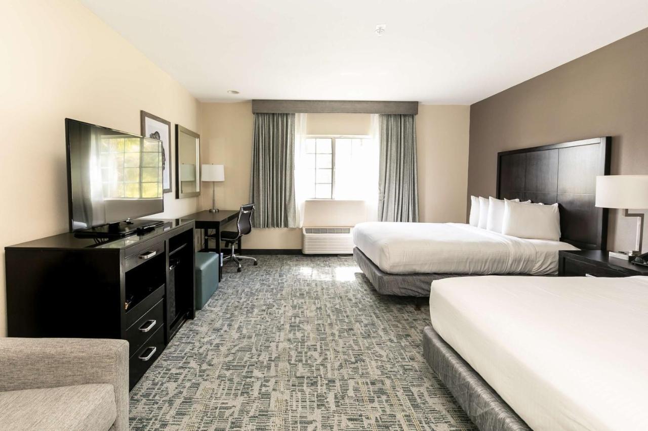 Queen Room with Two Queen Beds and Bath Tub - Disability Access/Non-Smoking,1706733123:JPEG