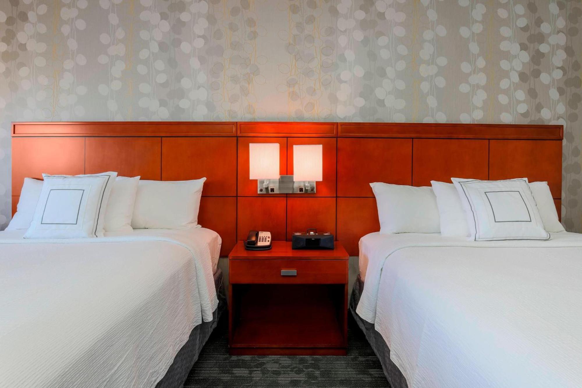 Queen Room with Two Queen Beds and Bathtub - Mobility Access