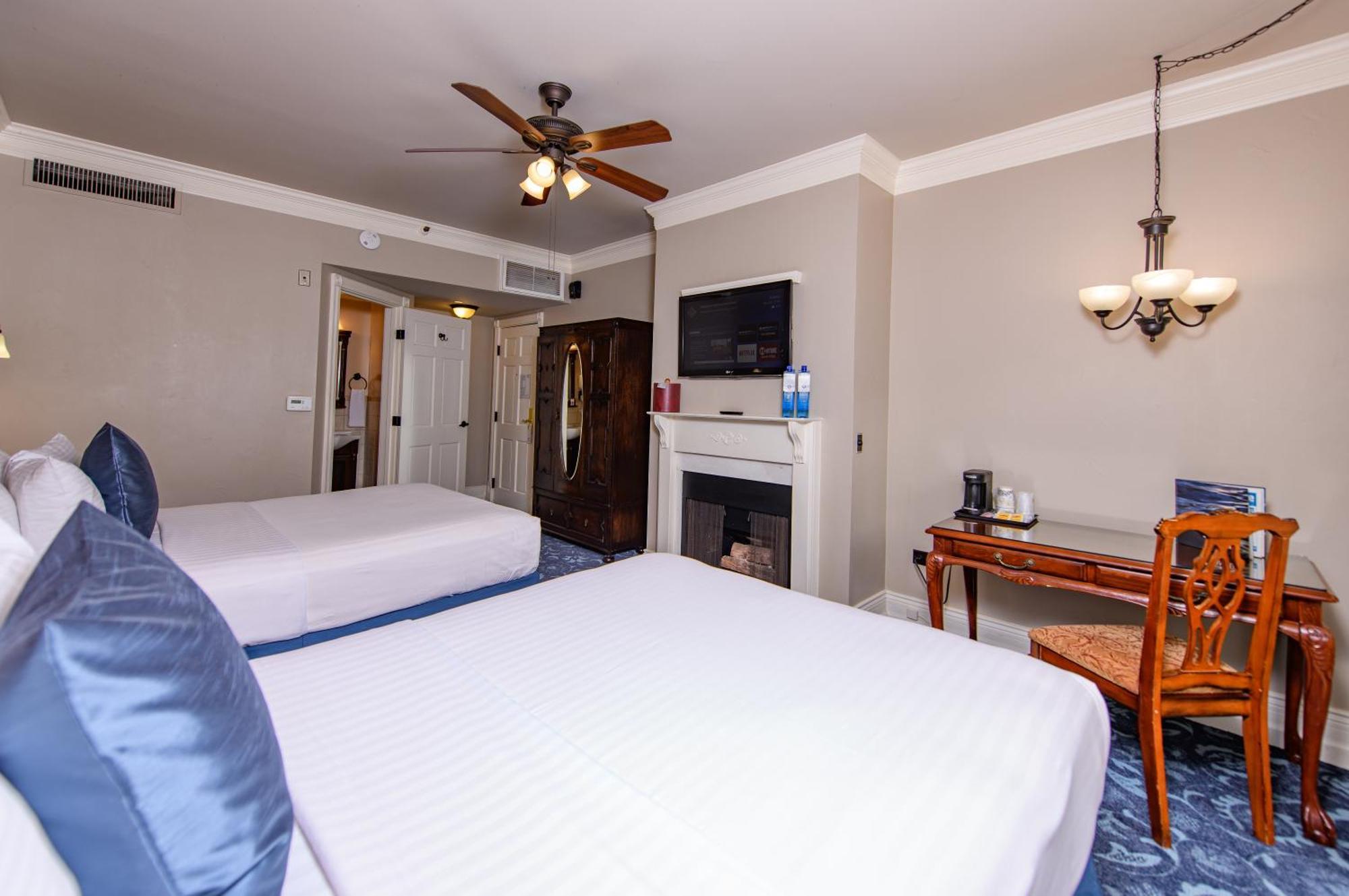 2 Queen Beds