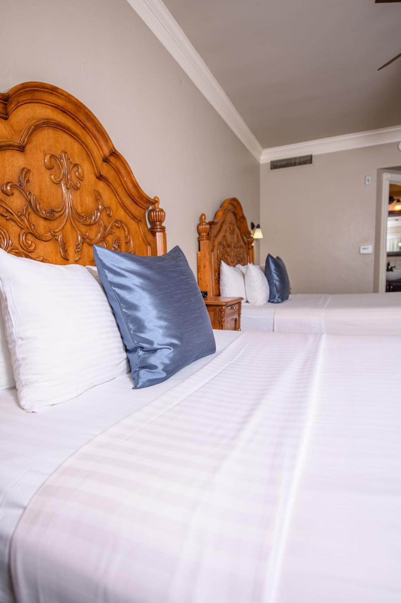 2 Queen Beds