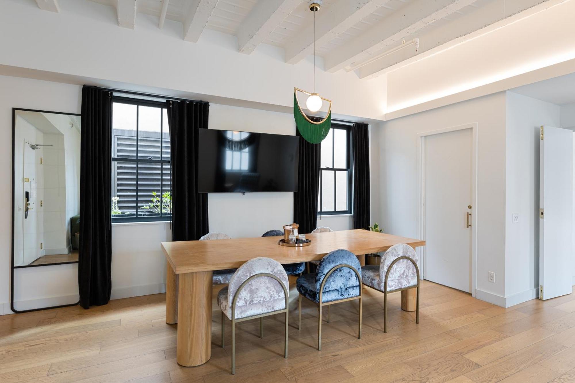 Penthouse 2 Bedrooms 25 bath Living & Dining Room Patio Kitchenette