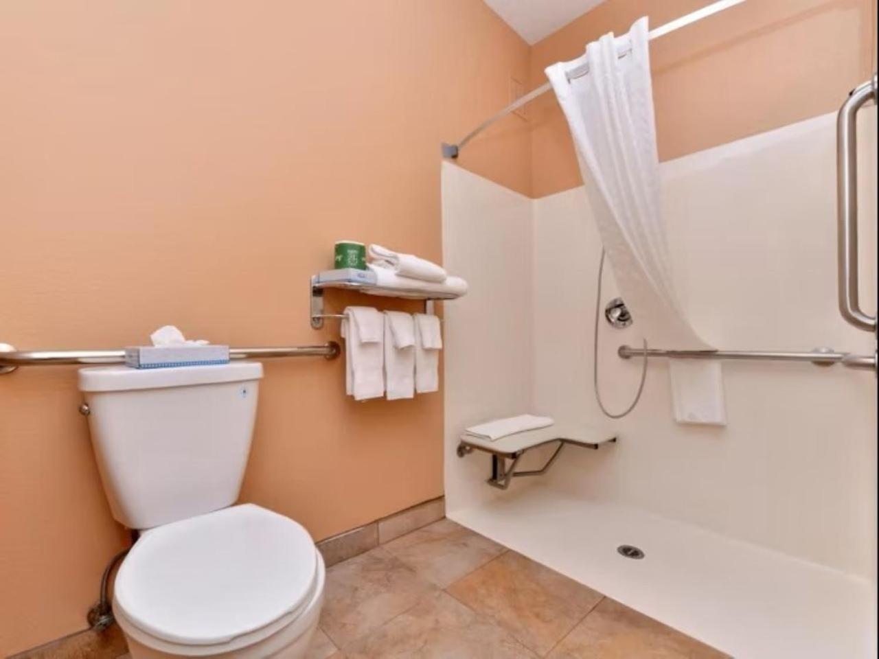 Queen Suite with Roll-In Shower - Disability Access,1717025998:JPEG