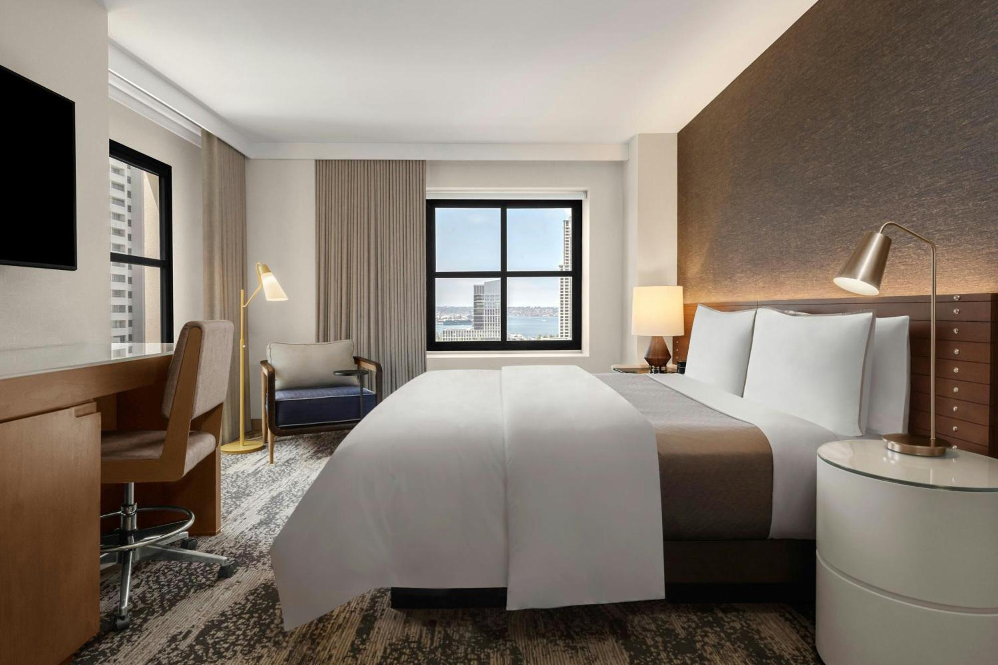 1 Bedroom Suite 1 King Sofa bed Bay view