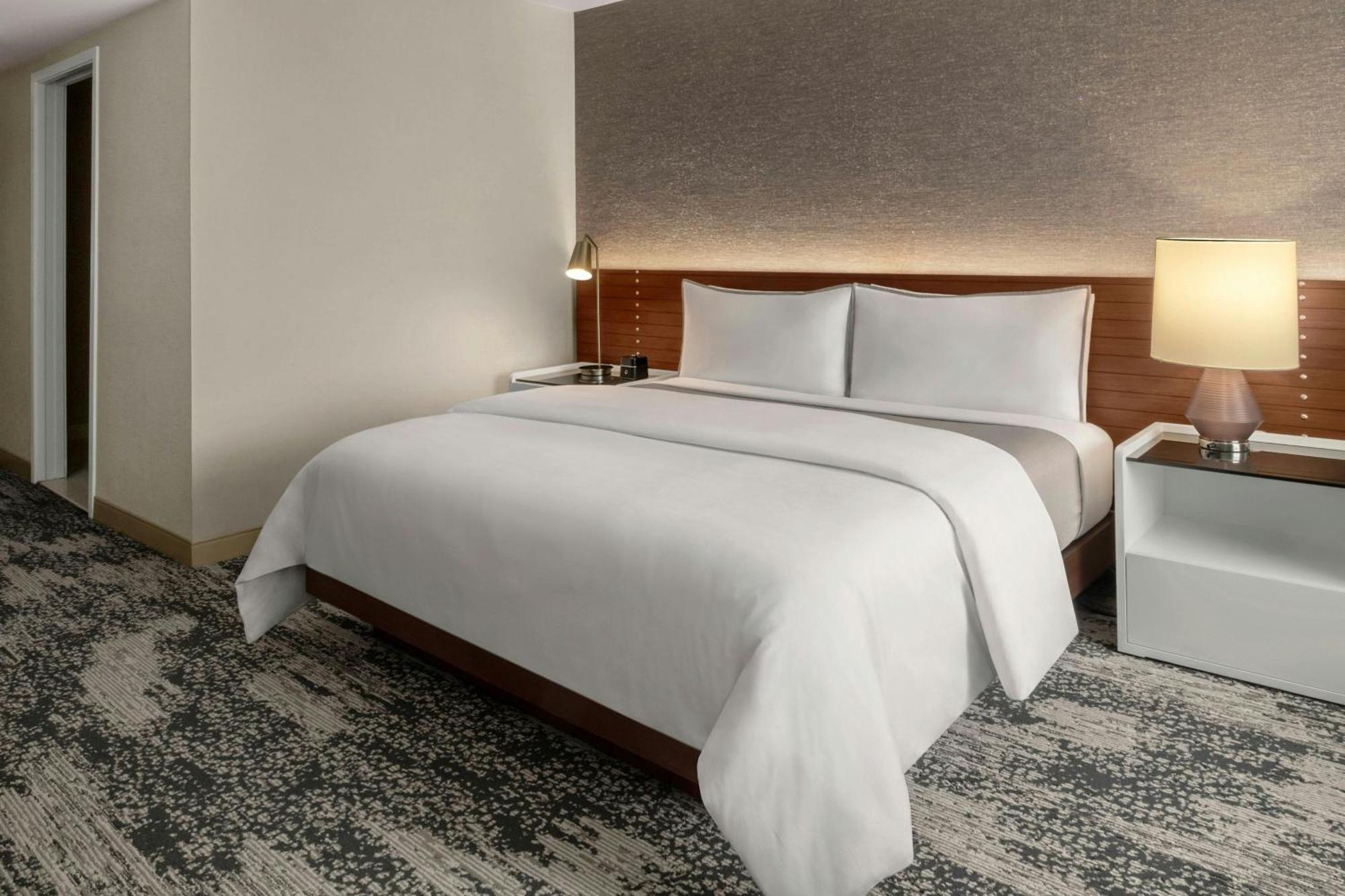Deluxe King Room Hearing Accessible or Upper Floor