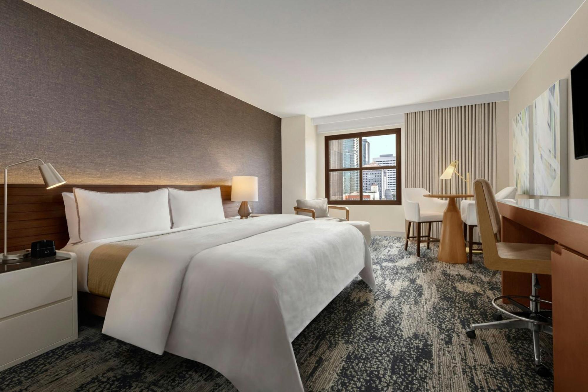Deluxe King Room Hearing Accessible or Upper Floor