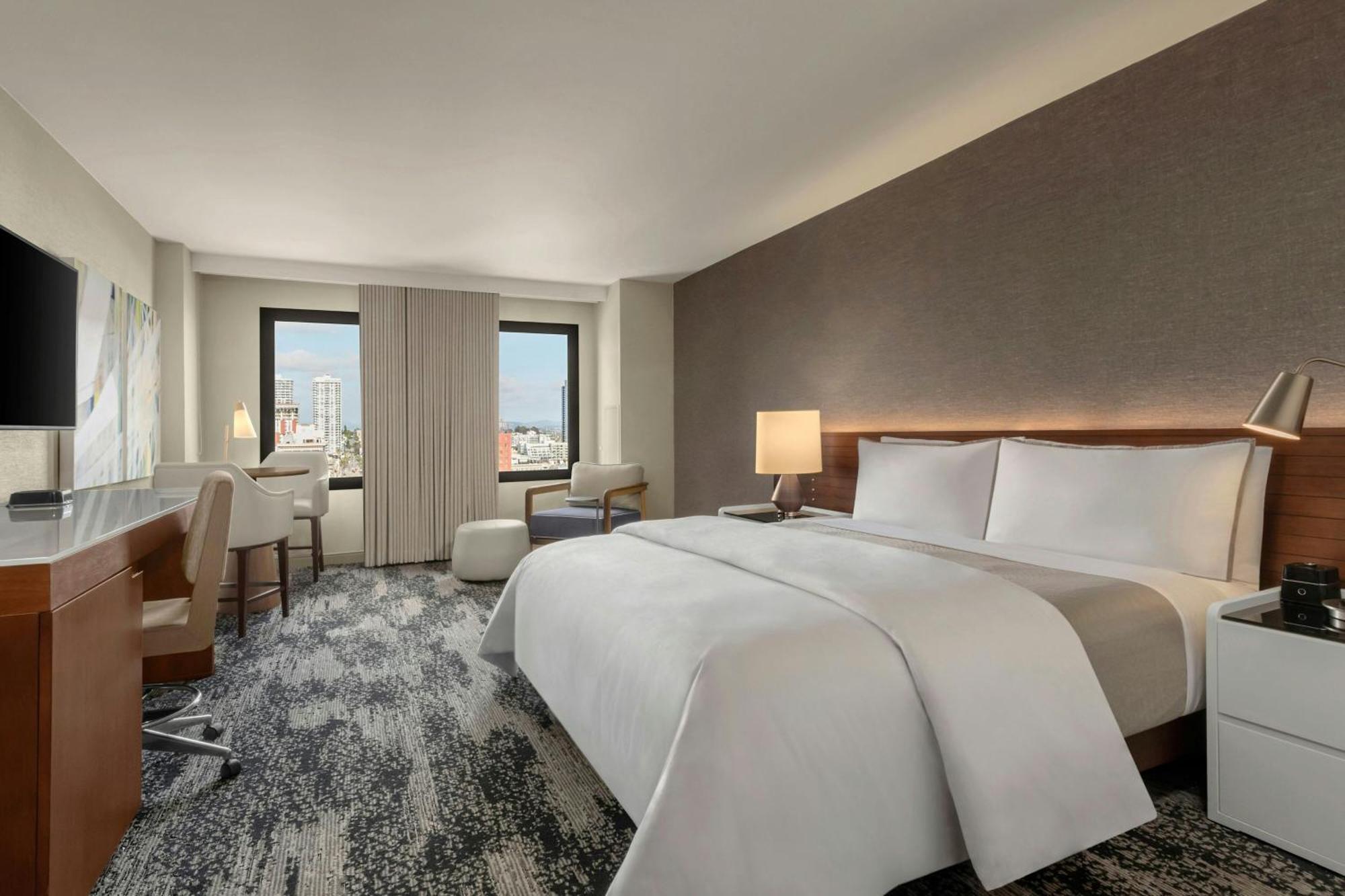 Deluxe, Guest room, 1 King, City view,1697816051:JPEG