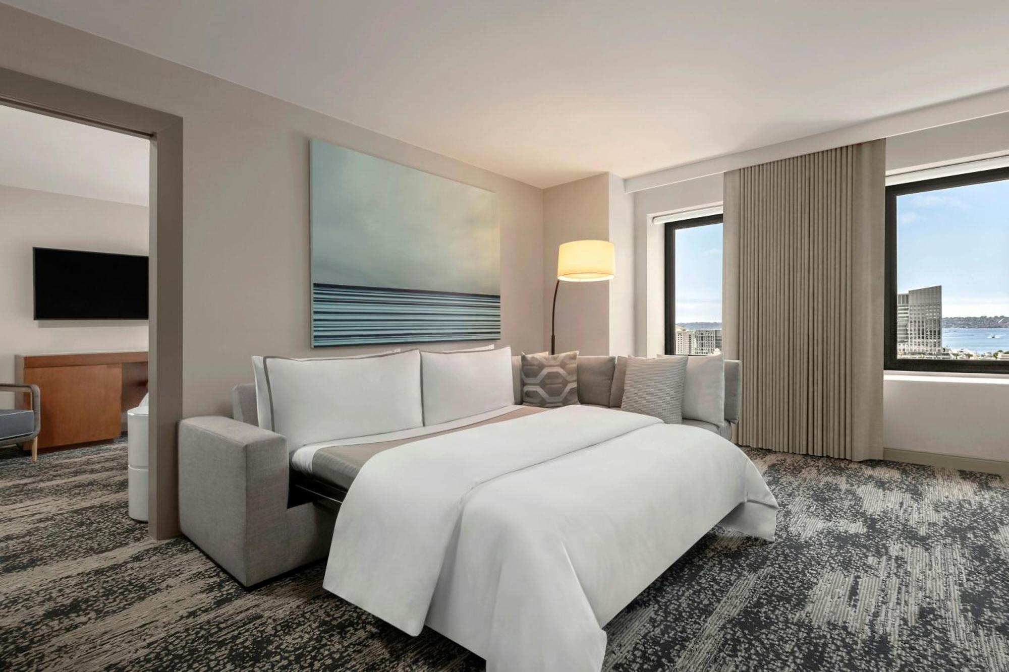 1 Bedroom Suite 1 King Sofa bed Bay view