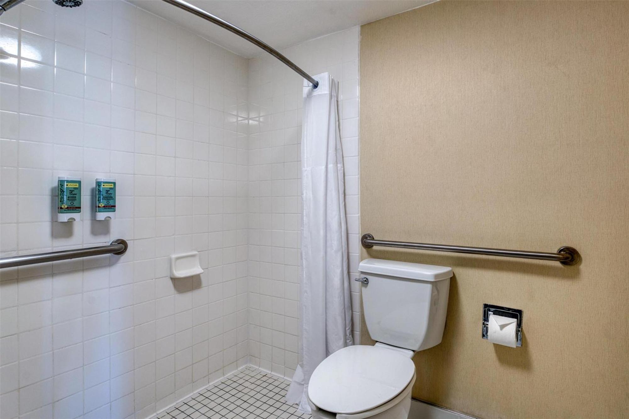 Queen Room with Roll-In Shower - Disability Access/Non-Smoking,1704896025:JPEG