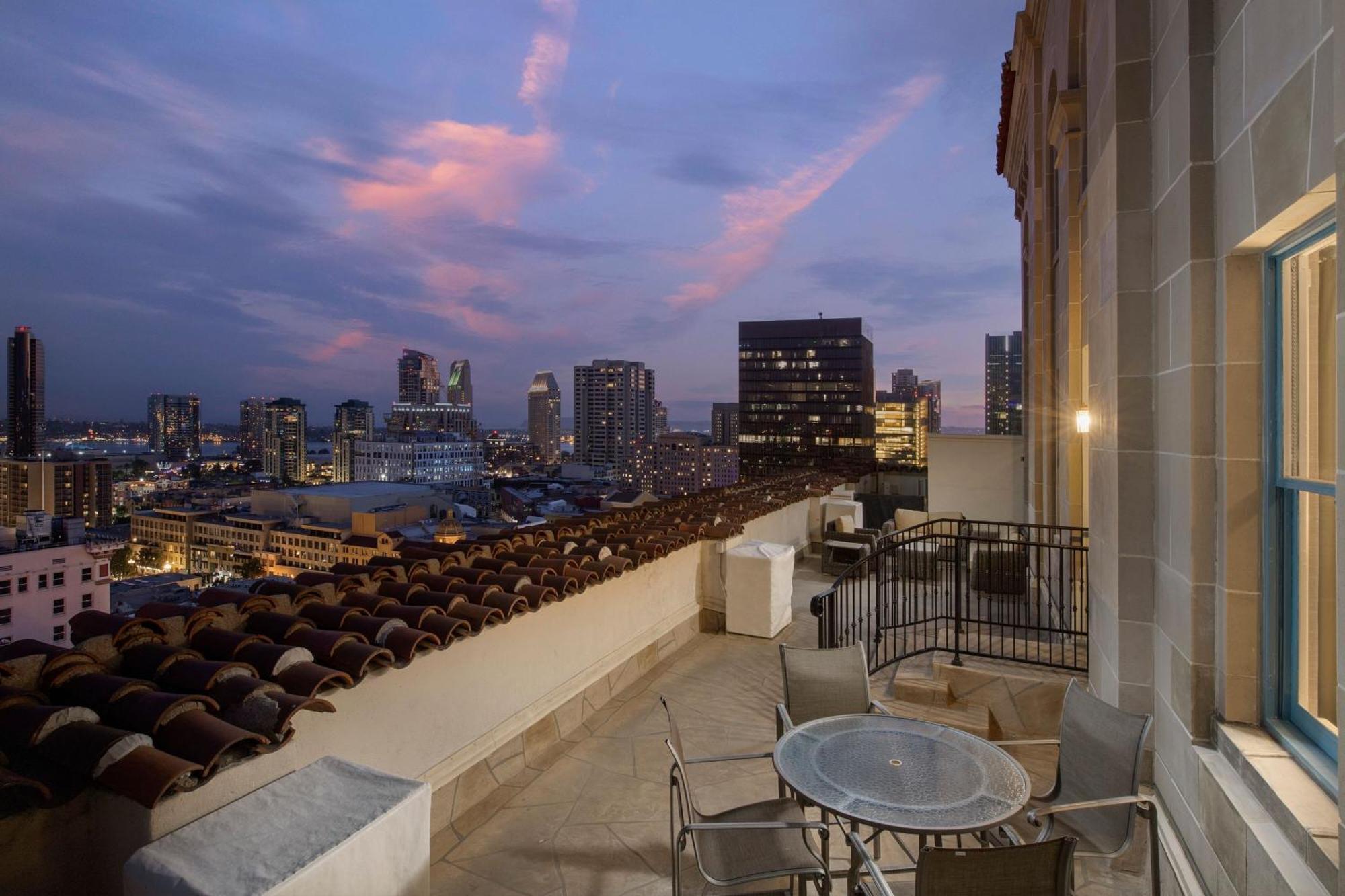 One-Bedroom Presidential King Suite Partial Bay View High Floor Sofa Bed
