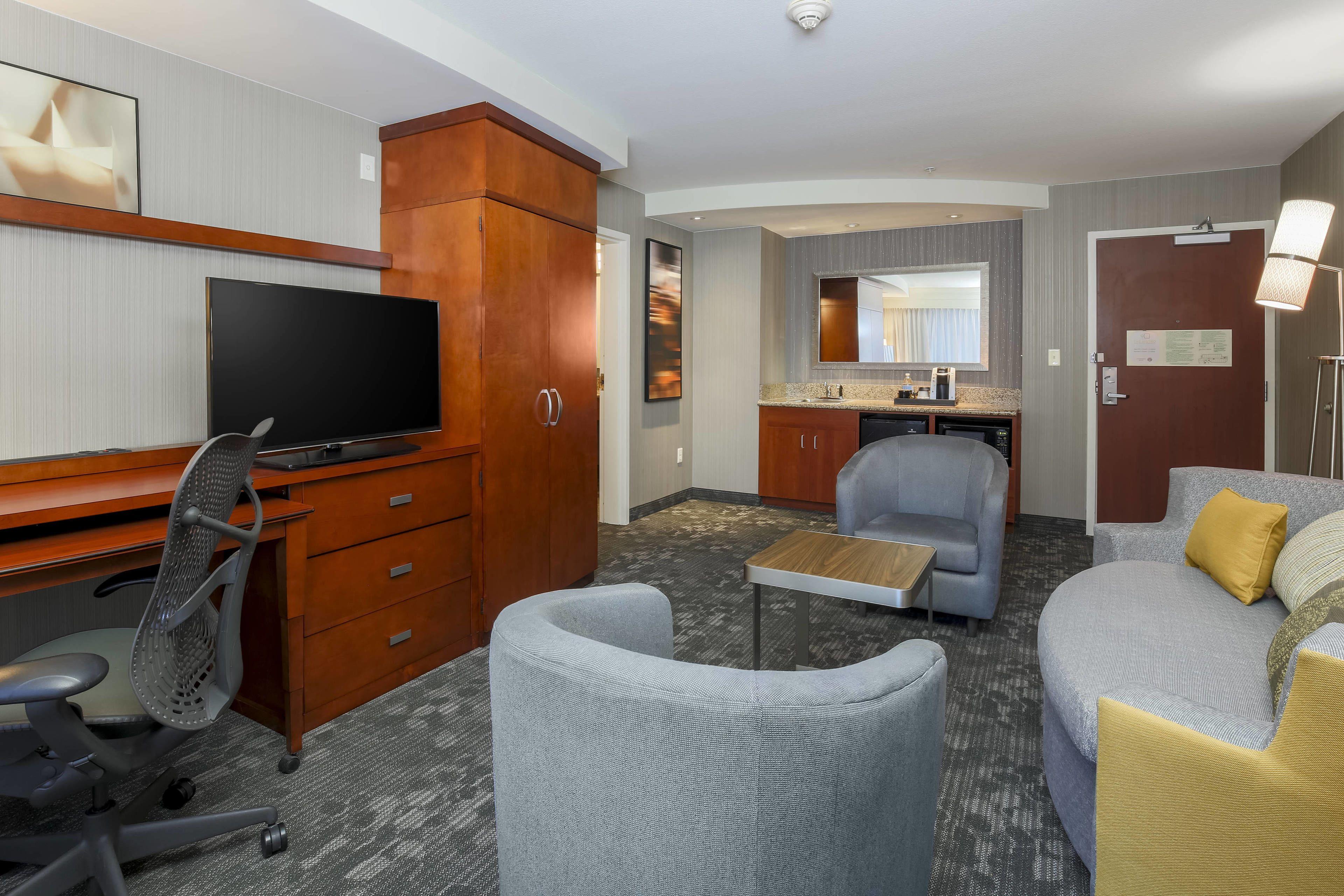 One-Bedroom King Suite Wet Bar
