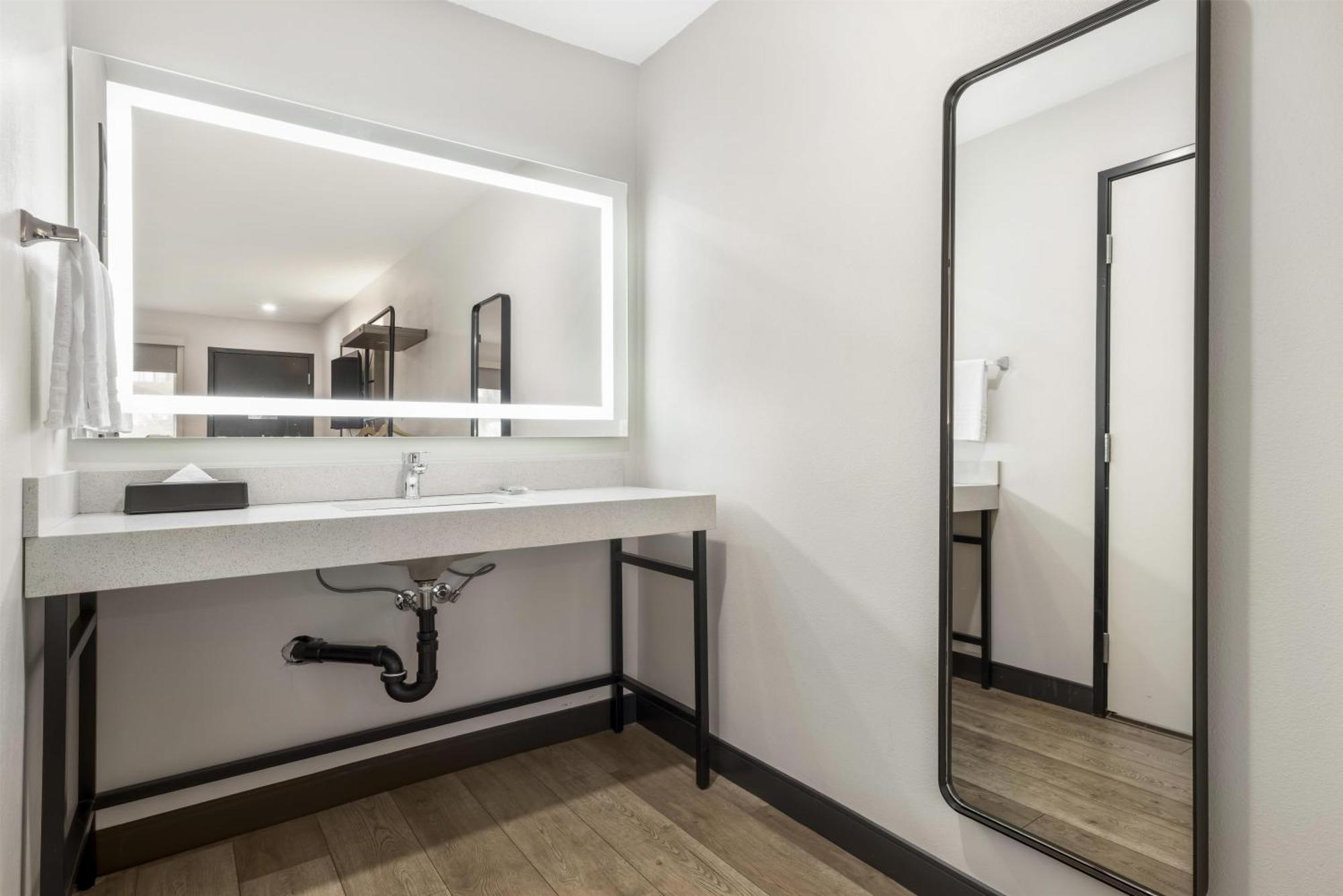 King Room Roll Shower Disability Access or Non-Smoking