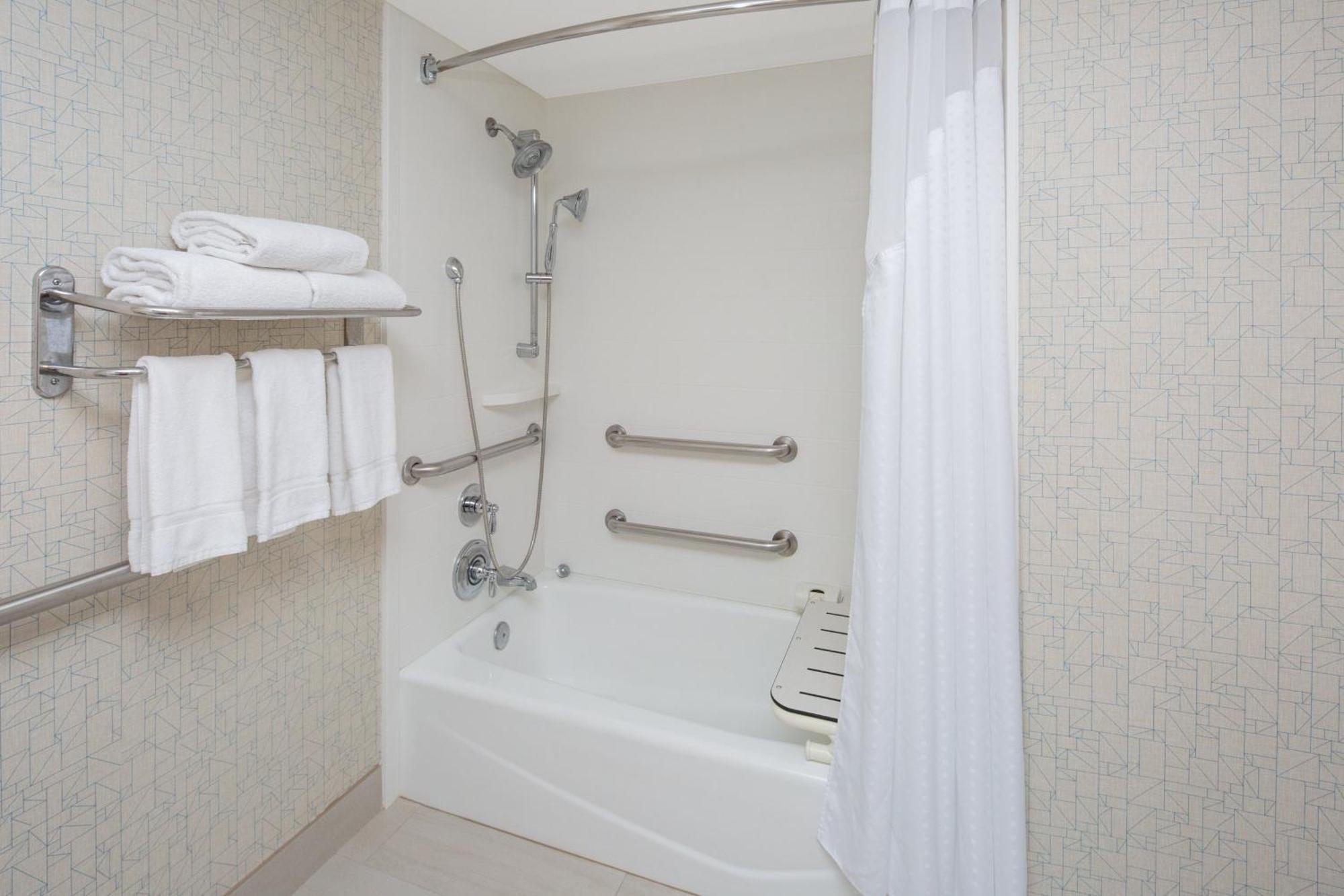 Queen Room Disability Access Tub