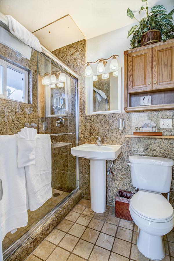 Poolside Queen,699670408:JPEG