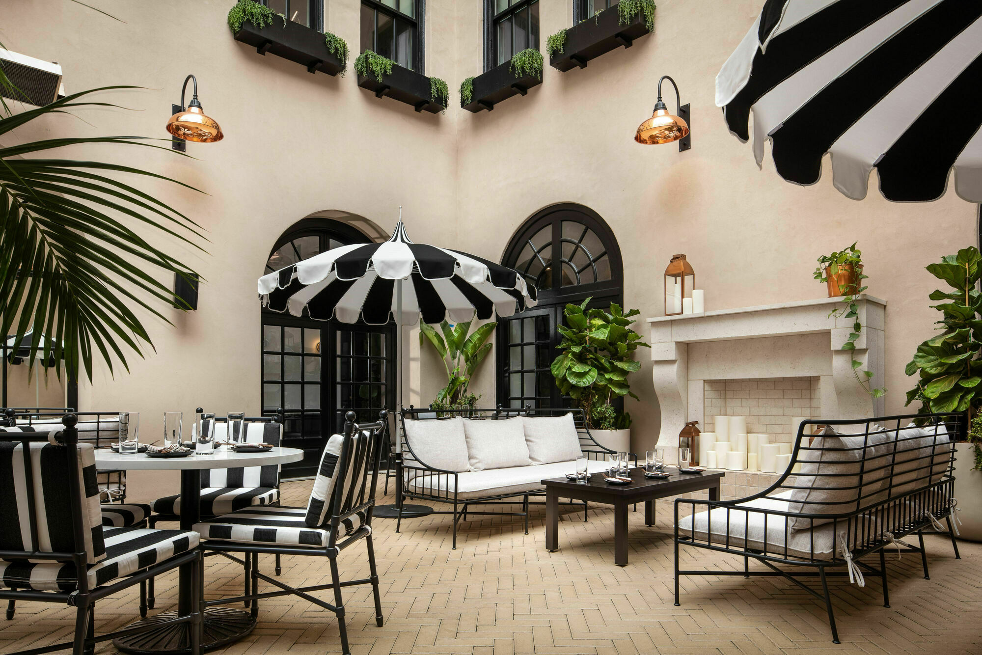 Deluxe Jr. Suite, Courtyard View, 1 King, Sofa Bed