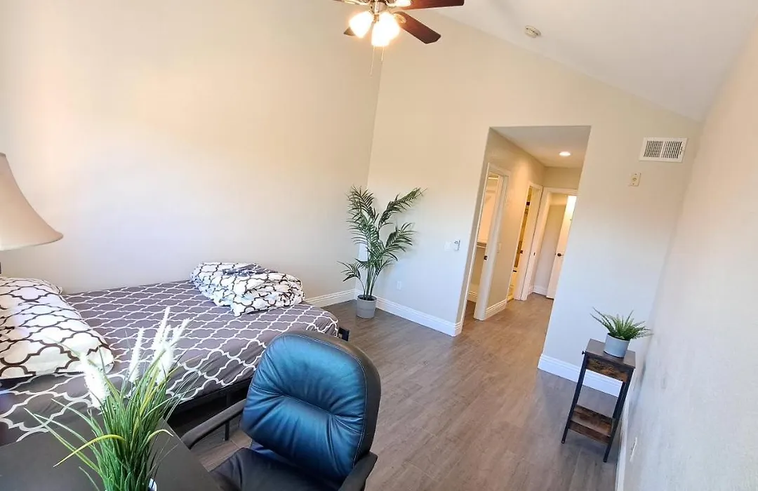 Venetian La Jolla 2 Bedroom Condo Luxury Furnished Near Beach And Utc Mall-1