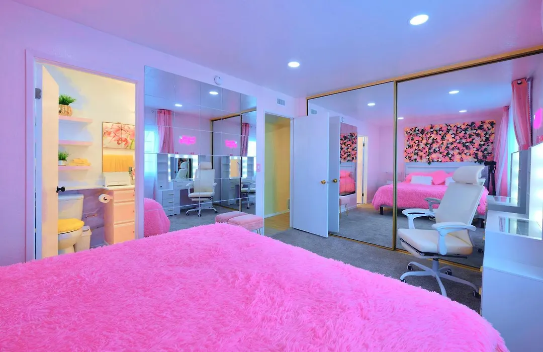 Pink Luxe Spa Retreat In San Diego, Private Rooms With Shared Kitchen And Pool-1